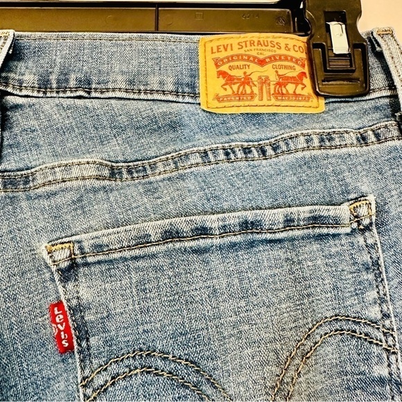 Levi's Curvy Distressed Mid-Rise Skinny Jeans Size: 32 or Size: 14 - Picture 3 of 5